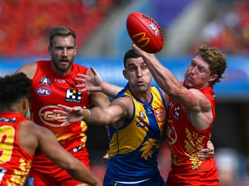 Elliot Yeo (centre) returns from injury for West Coast as they take on the Crows at Adelaide Oval. (Dave Hunt/AAP PHOTOS)