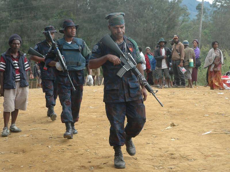 Police in Papua New Guinea responded to a tribal clash in which 53 people reportedly died. (Lloyd Jones/AAP PHOTOS)